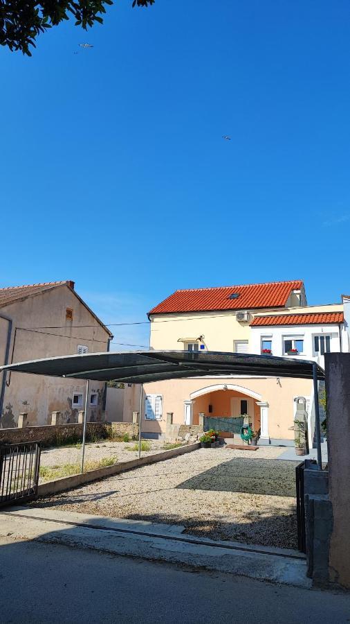 Apartment Roman Бетина Екстериор снимка
